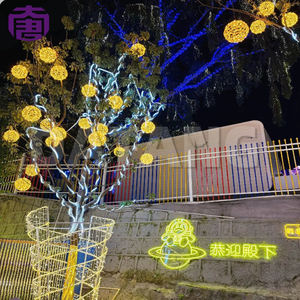 Boule lumineuse de Noël LED en plastique de 30 cm, style tendance, étanche, pour décoration suspendue d'arbre, utilisation intérieure, indice de protection IP65, à intensité variable - Product Image 2