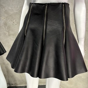 Minigonna a Vita Alta in Vera Pelle Liscia per Donna, con Zip Frontale Asimmetrica e Orlo Svasato - Product Image 2