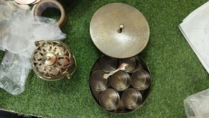 Boîte à masala en laiton avec 6 compartiments et cuillère |   Conteneur de rangement pour épices indiennes traditionnelles pour la cuisine et la salle à manger - Product Image 4