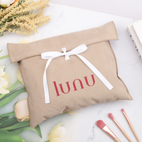 Pochette cadeau en suède beige de luxe avec ruban personnalisé et nœud, idéale pour l'emballage de textiles de maison, vêtements et cosmétiques
