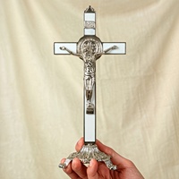Croix d'autel catholique HT Médaille Saint Benoît, Crucifix sur pied en alliage de zinc plaqué argent, émail blanc, INRI, 19 cm, Fourniture d'église