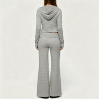 Ensemble décontracté deux pièces pour femme : haut court à capuche rayé gris et pantalon large en maille douce, coupe confortable