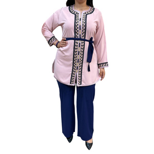 Kaftan tunique marocain artisanal en crêpe brodé avec détails géométriques, tenue islamique modeste - Product Image 1
