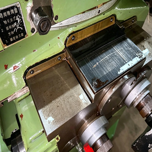 Industrial Vertical Manual Milling Machine with 3-Axis Feed Control and 1270x254mm <b>Working</b> <b>Table</b> - Product Image 4