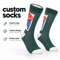 Chaussettes vertes mi-mollet personnalisées, bout et talon contrastants blancs, motif imprimé rouge et bleu, design sur mesure, marque privée disponible pour les entreprises
