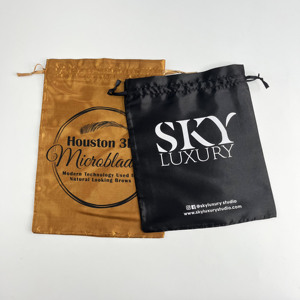 Bolsas de satén dorado mate con cordón, con logo negro impreso, para empaque de cosméticos, joyería, cabello, pelucas y accesorios. - Product Image 5