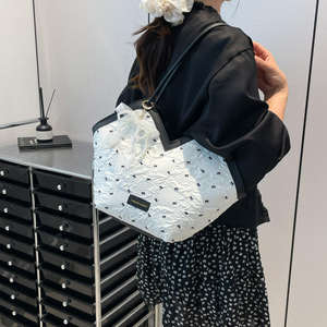 Bolso de mano informal de gran capacidad, moderno y de alta calidad, con un hermoso lazo estampado. - Product Image 5