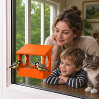 Mangeoire à oiseaux murale en plastique durable, en forme de maison, avec plateau ouvert facile à remplir, toit incliné et panneaux en maille pour jardin, cour arrière, terrasse