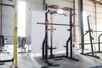 Cage de musculation multifonctionnelle avec rack à squats et machine Smith pour l'entraînement en salle de sport