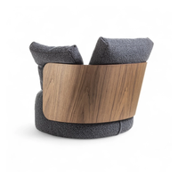 Moderner Wohnzimmer-Einzelsessel Holz-Armlehnstuhl Drehbarer Metallsockel Stoffbezogener Loungesessel