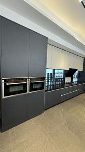 Ensemble de meubles de cuisine complet de style moderne en bois massif avec îlot, prêt à assembler pour villa - Product Image 3