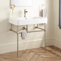 Ванная комната с одной раковиной на ножках из нержавеющей стали