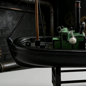Modellino in Resina di Rimorchiatore Industriale Vintage con Supporto per Arredamento Steampunk e Collezioni Marittime - Product Image 5