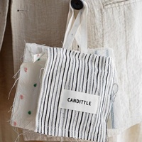 Sachet parfumé carré en coton fait main avec boucle de suspension pour désodoriser la voiture et le placard
