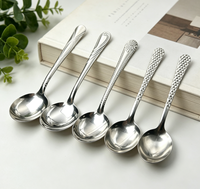 Ensemble de couverts modernes en acier inoxydable de qualité restaurant, réutilisables et durables, cuillère et fourchette légères pour la restauration et les événements