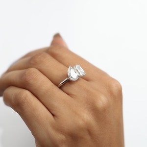 แหวนหมั้นเพชรแล็บโกรว์ดีไซน์วินเทจสุดหรู ประดับมรกตและเพชรทรงหยดน้ำ ตัวเรือนทองคำแท้ - Product Image 1