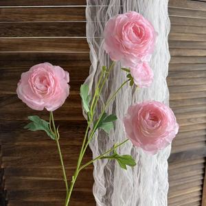 Fiore Artificiale di <span class=keywords><strong>Ranuncolo</strong></span> Realistico a 4 Teste in Stile Europeo, Fatto a Mano in Seta con Texture Morbida, per Laurea e Capodanno Cinese - Product Image 4