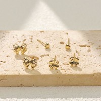 Boucles d'oreilles simples en laiton à trois fleurs - Accessoires élégants et haut de gamme