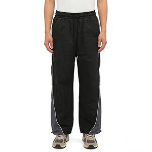 Pantalon de survêtement streetwear personnalisé en nylon avec bandes latérales, pantalon ample réfléchissant à jambe large, coupe-vent en nylon pour homme - Product Image 1