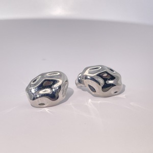 Boucles d'oreilles clous classiques simples sans pierres précieuses en forme de grande vague Tianyu Gems, en laiton plaqué or, unisexe - Product Image 1