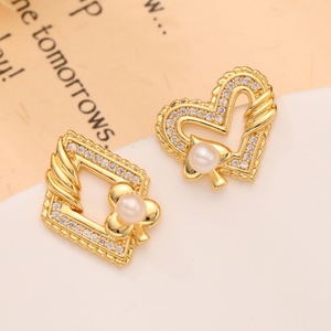 Boucles d'oreilles clous en forme de cœur en cristal avec zircon, plaqué or laiton et perle, pour mariage ou cadeaux - Vente en gros de bijoux de mode - Product Image 1