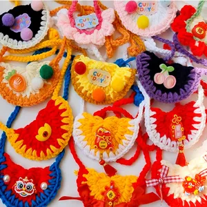 Bavoir pour animaux de compagnie en polyester tricoté à la main, style chinois mignon, style du Nouvel An, mini poupée de poche, serviette anti-bave pour animaux de compagnie, accessoires photo - Product Image 1