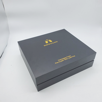 Boîte cadeau rigide carrée personnalisée avec logo en feuille d'or et insert en EVA prédécoupé pour l'emballage d'un ensemble de flûtes à champagne