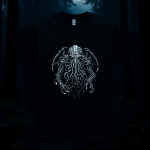 Camiseta negra con diseño gráfico de Great Old One In The Shadows, tema de terror - Product Image 3