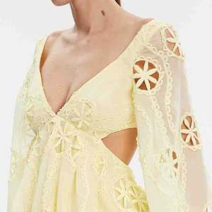 Le fabricant conçoit des robes de bal élégantes à décolleté en V profond et brodées, robes mini sur mesure 100 % polyester. - Product Image 4