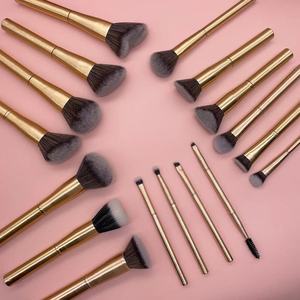 Kit de 17 pinceaux de maquillage synthétiques véganes à manche métallique, comprenant un pinceau éventail, un pinceau à barbe, un pinceau visage et un pinceau anticernes, personnalisable - Product Image 3