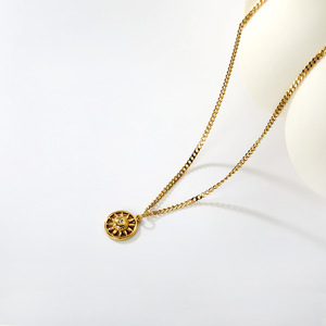 Collar con Colgante Redondo en Forma de Sol, Chapado en Oro de 18k, Acero Inoxidable, Joyería de Moda, Uso Diario, Regalo - Product Image 4