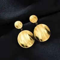 Brincos de design redondos côncavos simples em ouro de aço inoxidável de 18k