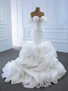 Robe de mariée élégante blanche style printemps, épaules dénudées, dos nu, coupe ajustée, dentelle ondulée, queue de poisson, conçue sur mesure pour femme - Product Image 2