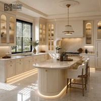 Meubles de cuisine sur mesure blanc crème français avec éclairage intégré sous les armoires, verre cannelé cintré, bar en péninsule, armoires de style manoir