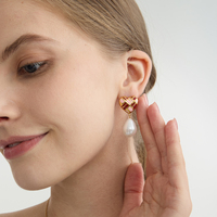 Boucles d'oreilles J&D Romantic Hear Pearl en acier inoxydable plaqué or 18 carats, élégantes, avec perles de coquillage rouge huilé en forme de cœur