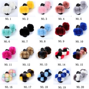 Pantoufles en fourrure de renard pelucheux pour femmes, sandales en fourrure de raton laveur colorées avec pompon, vente en gros - Product Image 3