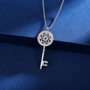 Collana con ciondolo a forma di chiave per donna, gioielli semplici e alla moda, regalo per l'uso quotidiano - Product Image 3