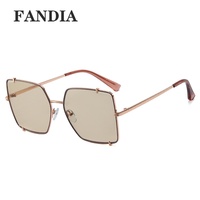95695 Lunettes de soleil UV400 à grande monture, nouvelle tendance transfrontalière Europe-Amérique, style personnalisé pour femme, idéales pour les voyages et les activités de plein air