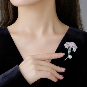 Broche en forme de clou de girofle rose avec zircon cubique et perle d'imitation pour femme, accessoires de mariage, de fiançailles et de fête, bijoux en alliage plaqué or - Product Image 2