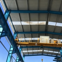 Entrepôt logistique préfabriqué moderne en structure métallique, atelier, garage, hangar avec poutre en acier en forme de H solide et revêtement époxy