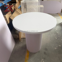 Table de présentation ZKAI minimaliste en acrylique blanc côtelé, socle rond cannelé en PVC pour desserts de mariage