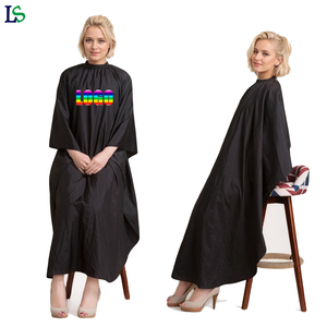 ผ้าคลุมตัดผมสีดำกันน้ำ ทำจากโพลีเอสเตอร์ สำหรับช่างตัดผม ปรับขนาดได้ด้วยยางยืด เหมาะสำหรับผู้ชายและผู้หญิง - Product Image 1