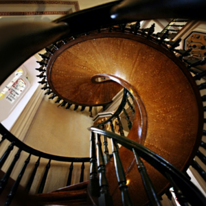 Garde-corps personnalisé de conception haut de gamme Prima bonne finition de surface bandes de roulement antidérapantes marches en bois pierre verre escalier en colimaçon - Product Image 1