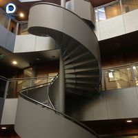 Escalier en colimaçon traditionnel personnalisé et durable avec garde-corps à câbles pour villa et appartement