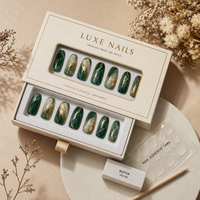 Boîte en carton biodégradable personnalisable avec fenêtre transparente pour ongles press-on, emballage cadeau écologique unique et charmant