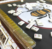 Jeu de tuiles de mahjong en acrylique de style chinois moderne, face blanche brillante avec impression abeille, fleur, oiseau et design pailleté or