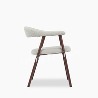 Chaise de salle à manger Luca Mecca en bois de hêtre massif avec dossier incurvé et rembourrage, idéale pour les restaurants et les appartements