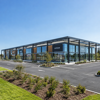 Entrepôt commercial moderne en structure métallique, panneaux sandwich isolés, atelier métallique durable, installation de distribution au détail