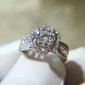 Anello Q641 in Oro Bianco con Diamante Naturale Taglio Brillante Rotondo, Colore D, Design Halo per Fidanzamento Femminile - Product Image 1