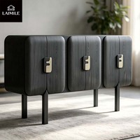 Armoire d'entrée en bois noir avec buffet à 3 portes, poignées en métal doré et noir, pieds fins, idéale pour le salon, la salle à manger